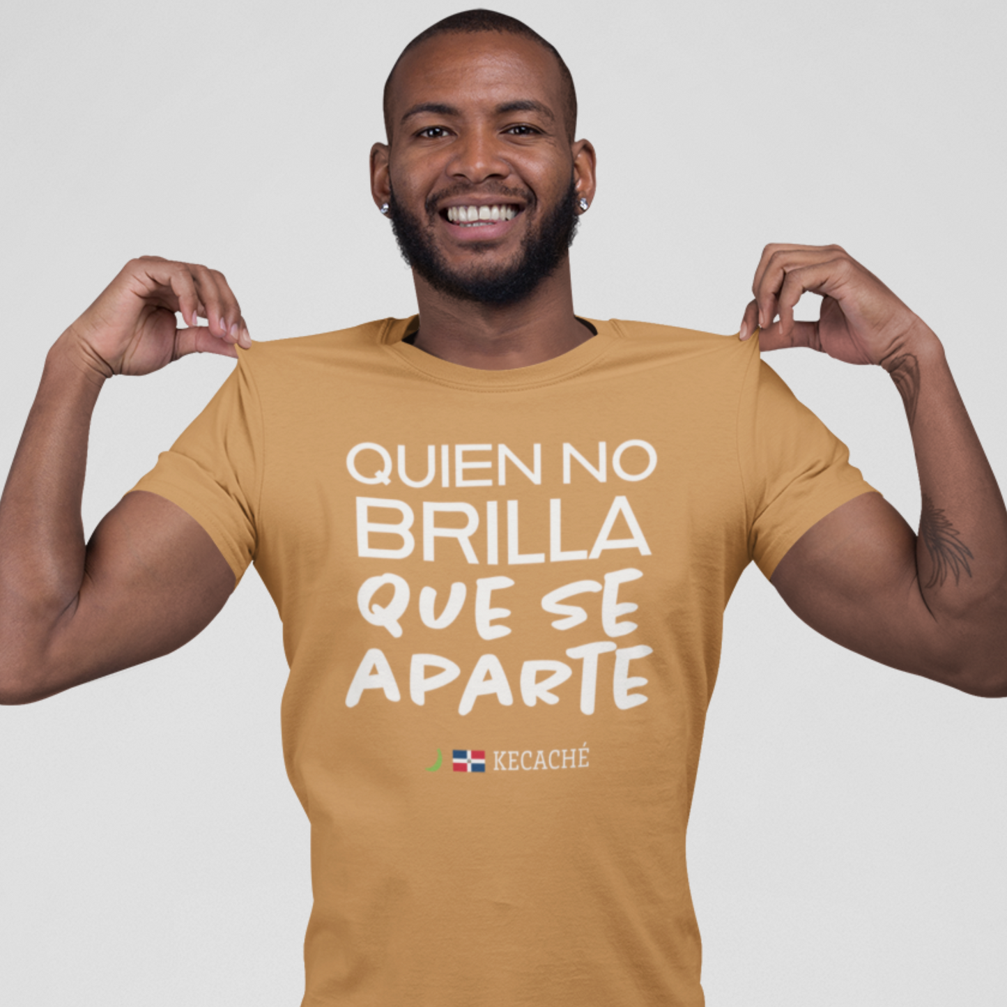 KeCaché | Quien No Brilla Que Se Aparte T-Shirt