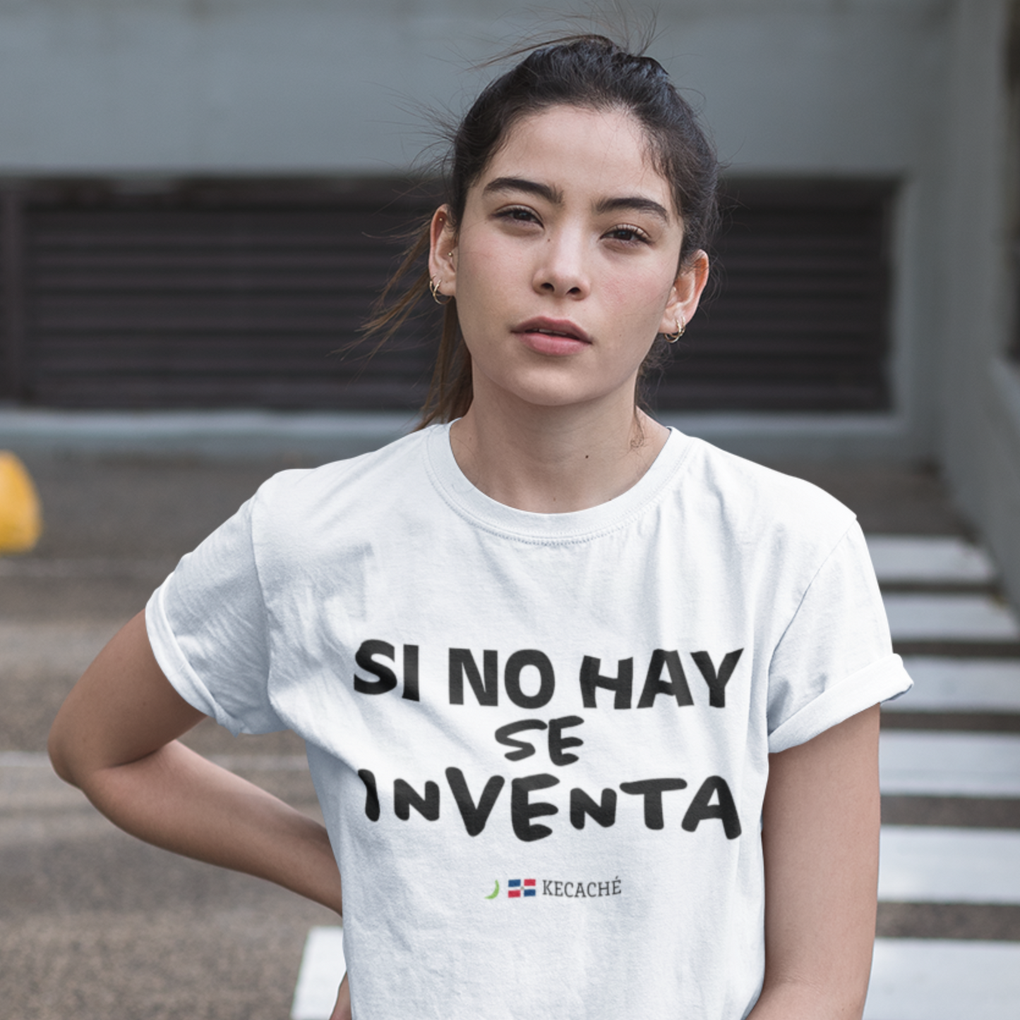 KeCaché | "Si No Hay, Se Inventa" T-Shirt – The Dominican Way